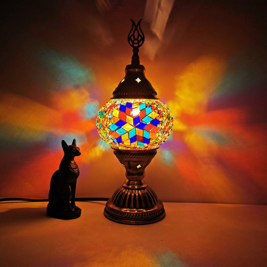 Retro-romantyczna lampa stołowa — dekoracyjne oświetlenie do sypialni, gabinetów, kawiarni, restauracji, hoteli i apartamentów wakacyjnych.